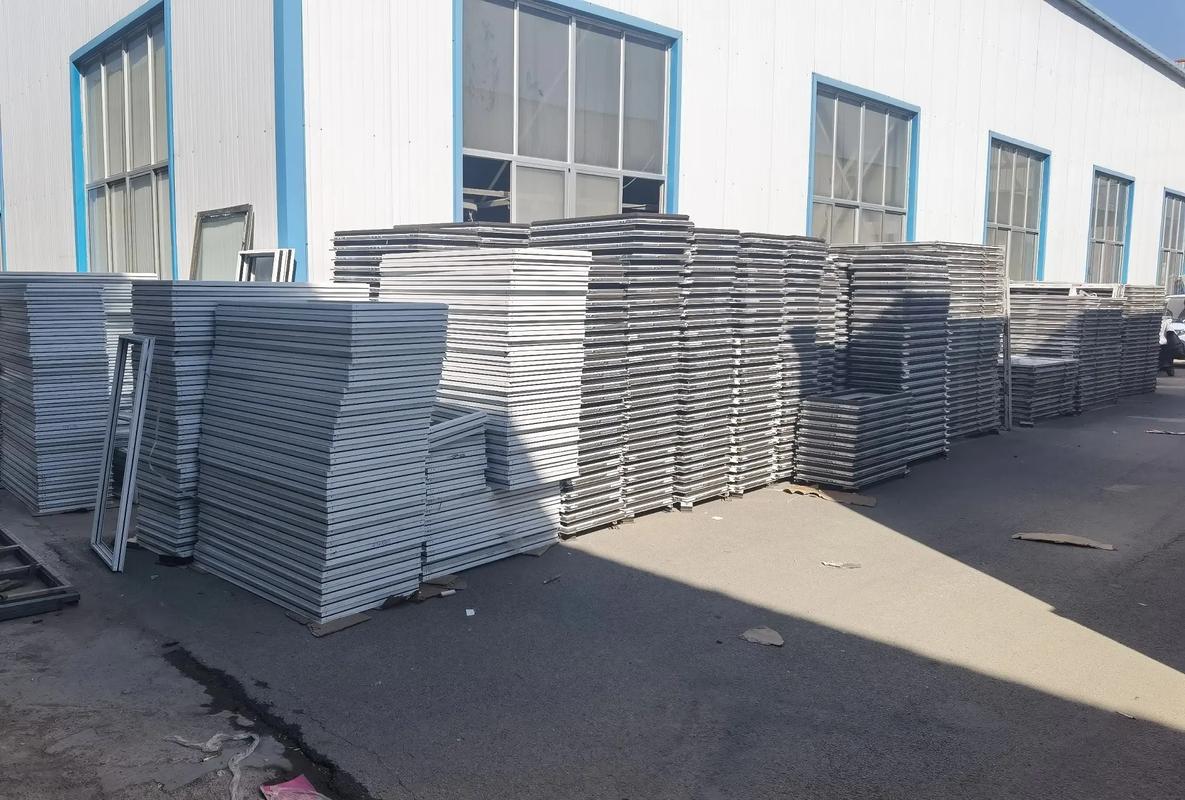 專業(yè)承接鋁合金門(mén)窗與金屬屋面工程，打造品質(zhì)建筑外圍護(hù)系統(tǒng)